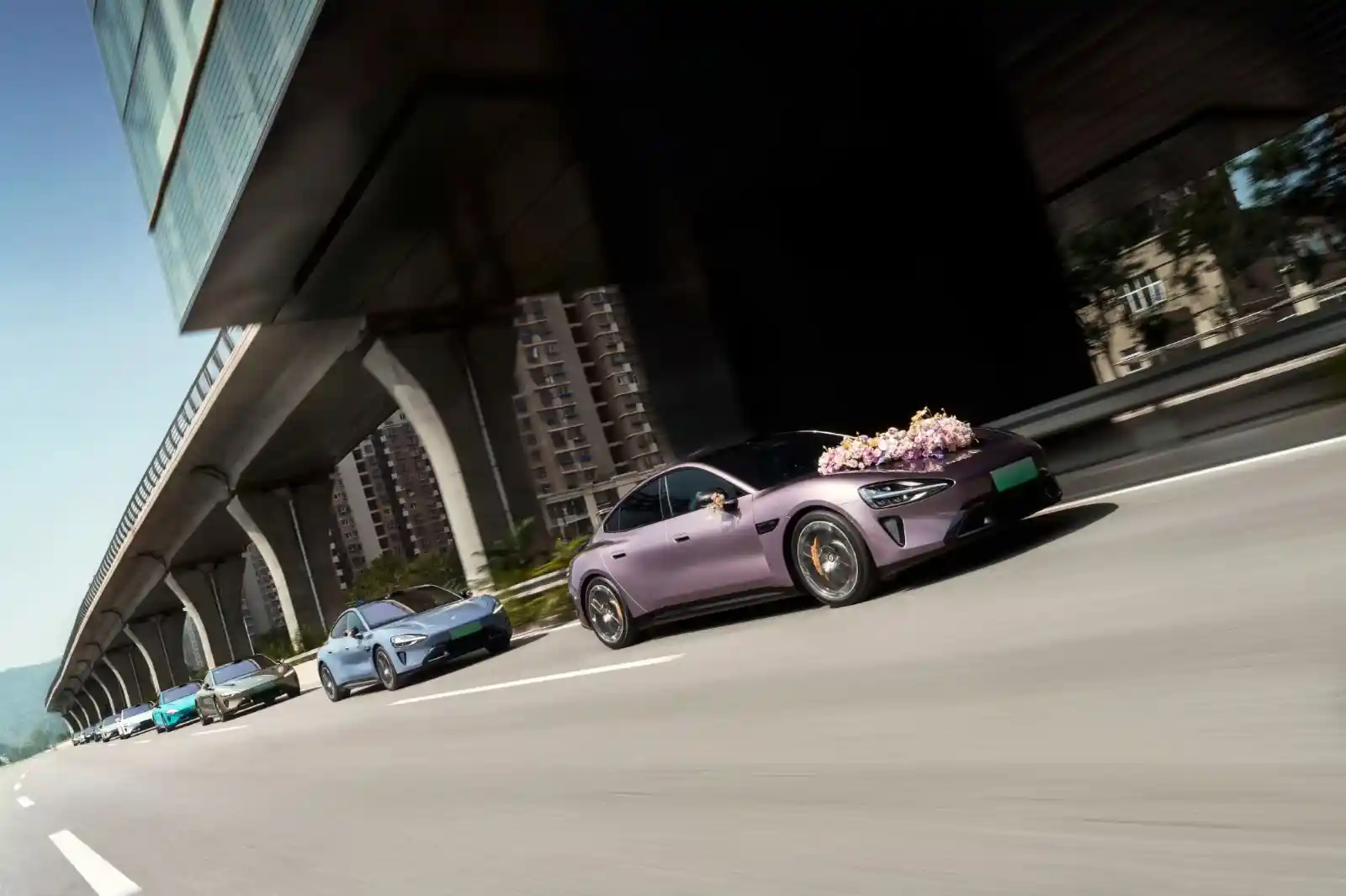 国庆租车涨声一片：小米SU7秒变婚车顶流，日租价飙至500元起