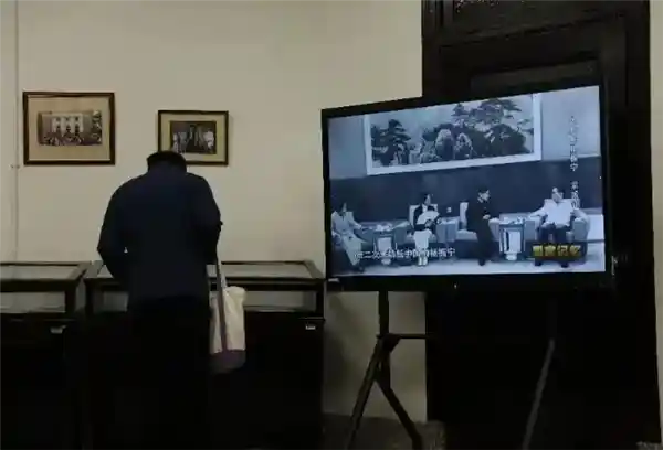 杨振宁书屋惊艳亮相:手稿、画作与科学记忆的时空对话