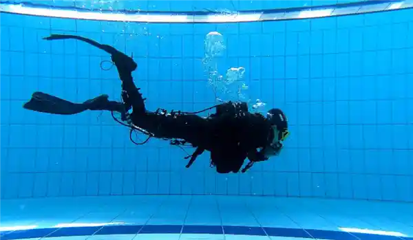 便携式外骨骼机器人问世：北大助力潜水员水下飞翔