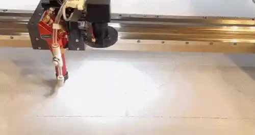 裙底惊魂！内裤竟用胶水拼接，现场瞬间社死