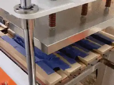 裙底惊魂!内裤竟用胶水拼接,现场瞬间社死