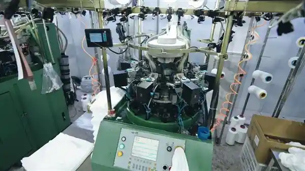 裙底惊魂!内裤竟用胶水拼接,现场瞬间社死