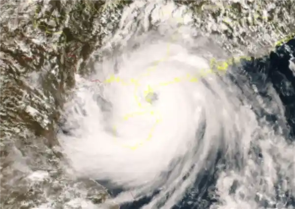 麦德姆狂袭广东！14级风王登陆，海水倒灌如巨兽吞噬海岸