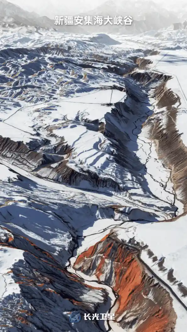 七彩峡谷现世：卫星视角下的新疆秘境新发现