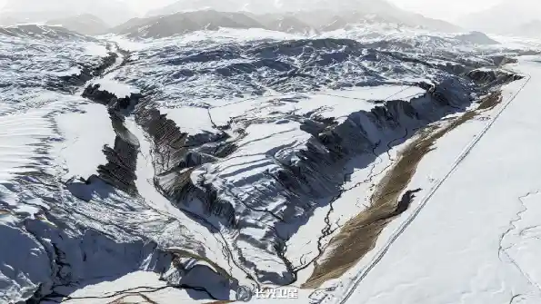 七彩峡谷现世:卫星视角下的新疆秘境新发现