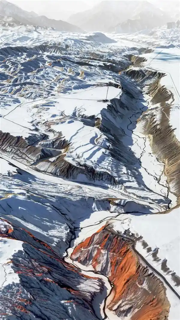 七彩峡谷现世:卫星视角下的新疆秘境新发现