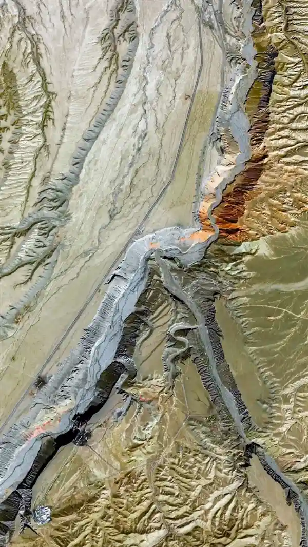 七彩峡谷现世:卫星视角下的新疆秘境新发现