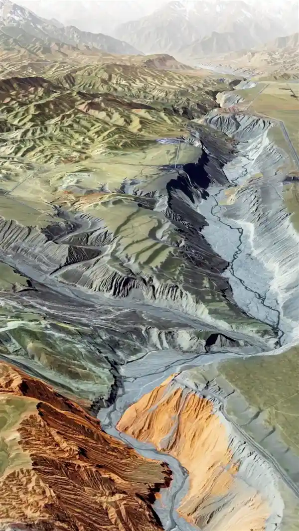 七彩峡谷现世:卫星视角下的新疆秘境新发现