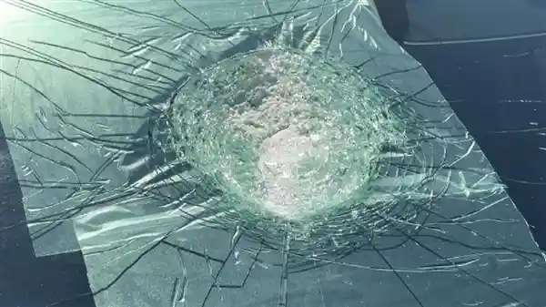 特斯拉自动驾驶疑遭陨石袭击,挡风玻璃现熔化痕迹