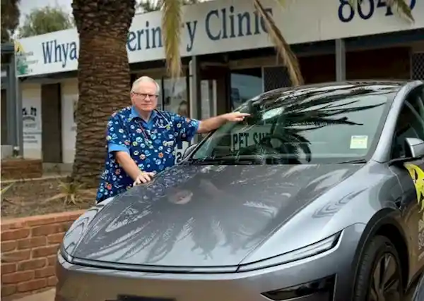 特斯拉自动驾驶疑遭陨石袭击,挡风玻璃现熔化痕迹