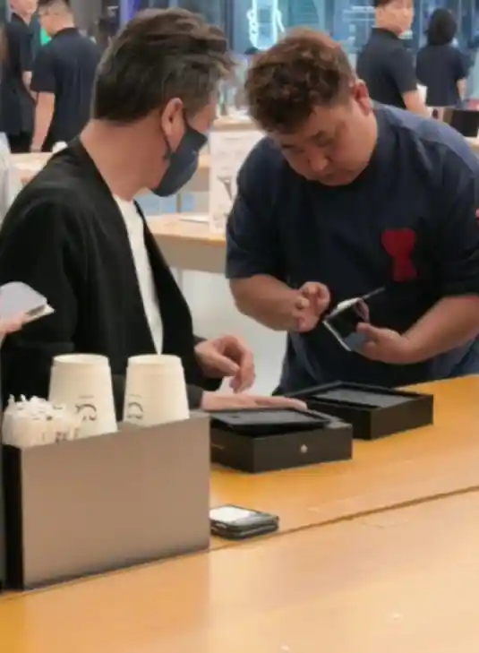 李乃文华为门店体验手机竟遇意外，现场惊现神秘小插曲