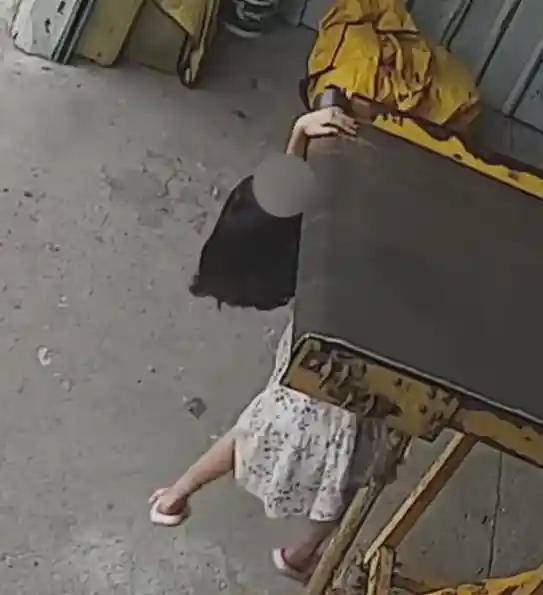 10岁女孩在快递站玩耍意外被卷入传送带，悬空惊魂瞬间引关注