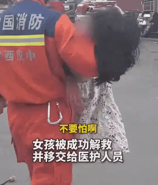 10岁女孩在快递站玩耍意外被卷入传送带，悬空惊魂瞬间引关注