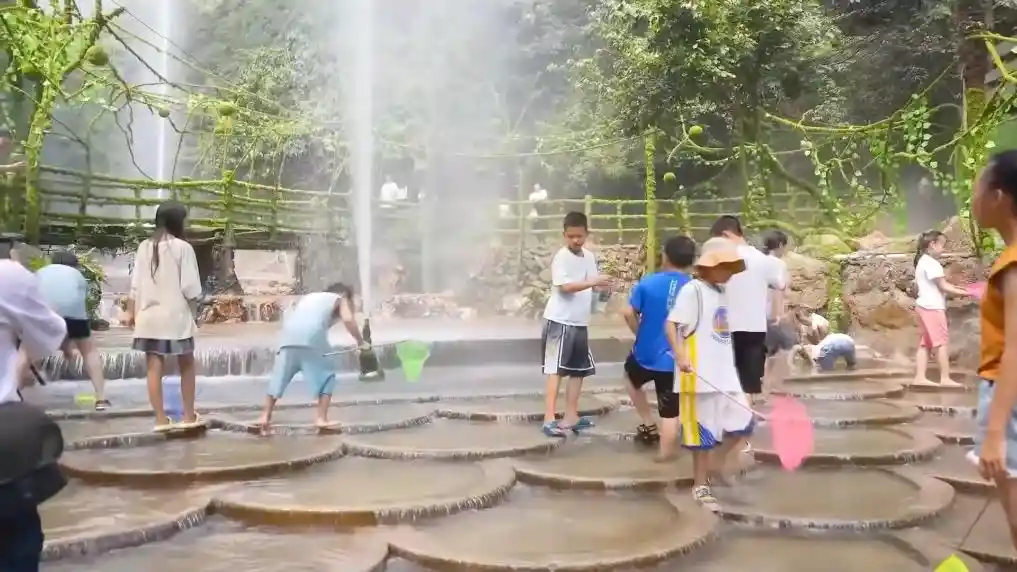 暑期文旅燃爆新热潮:避暑经济与沉浸式主题展引爆消费新蓝海