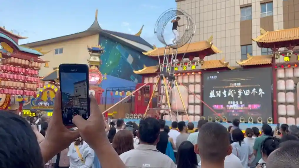 暑期文旅燃爆新热潮:避暑经济与沉浸式主题展引爆消费新蓝海