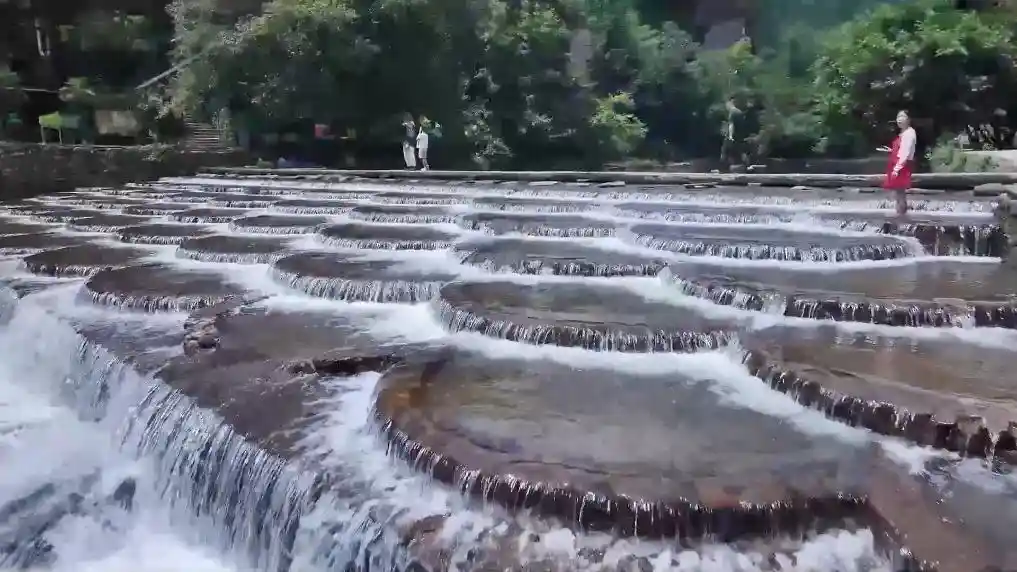 暑期文旅燃爆新热潮:避暑经济与沉浸式主题展引爆消费新蓝海