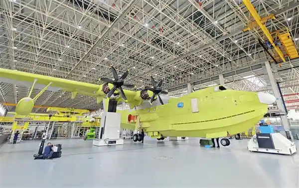 鲲龙AG600再添新翼！第二架批产机总装下线，开启水陆两栖新时代