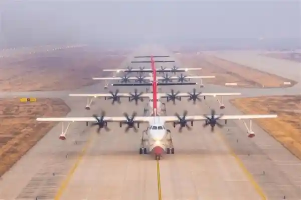 鲲龙AG600再添新翼!第二架批产机总装下线,开启水陆两栖新时代