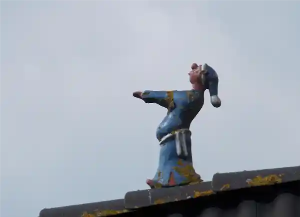 20岁男子梦游惊魂：三楼坠落瞬间空中惊醒，梦中被追真相曝光