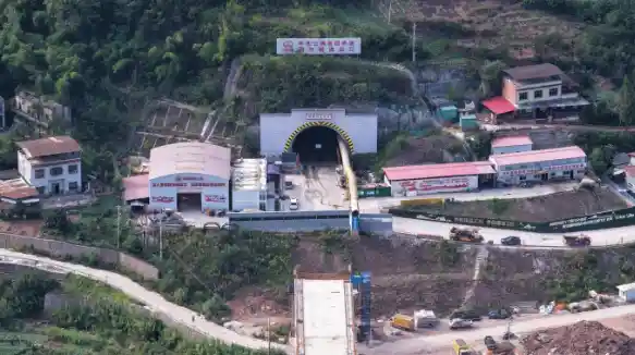 西渝高铁咽喉隧道贯通！镇安隧道创4458米新纪录