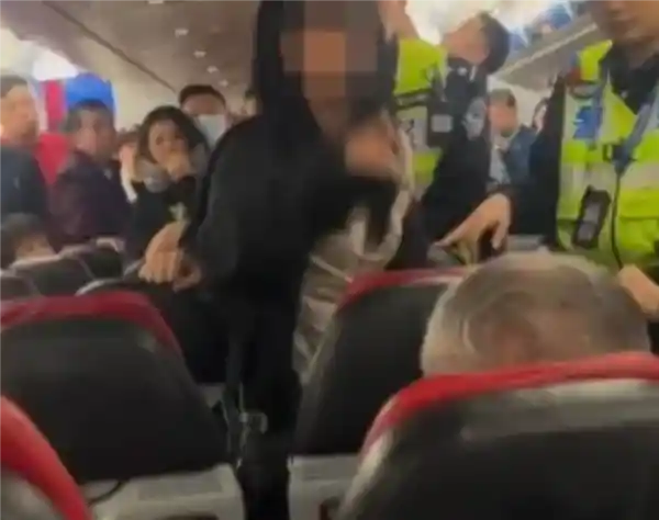 女子大闹机舱致航班延误，要求外航空乘讲中文引争议