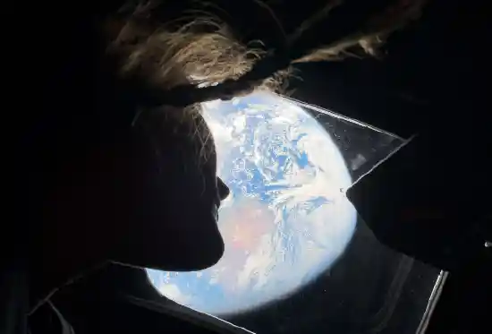 历史性突破！阿尔忒弥斯2号飞抵地月空间最远点——25.3万英里，开启人类重返月球的归航序幕