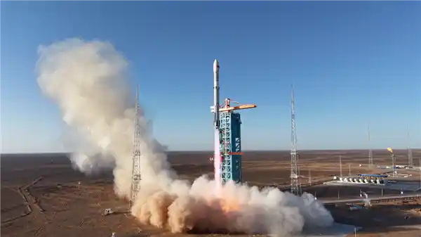 朱雀三号一箭双雕:垂直回收成功!中国火箭首次实现可复用突破,副总设计师硬核回应SpaceX猎鹰9